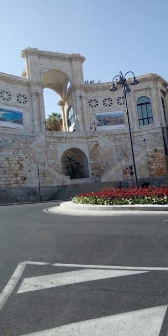 Camera In Appartamento Al Piano Terra Cagliari Bagian luar foto