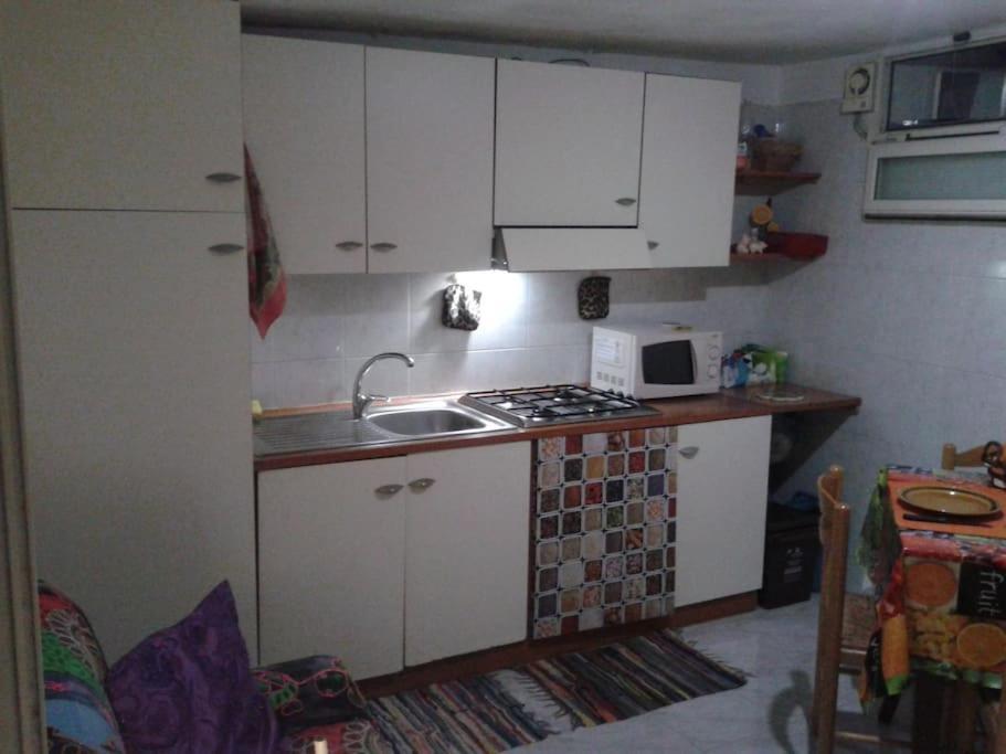 Camera In Appartamento Al Piano Terra Cagliari Bagian luar foto