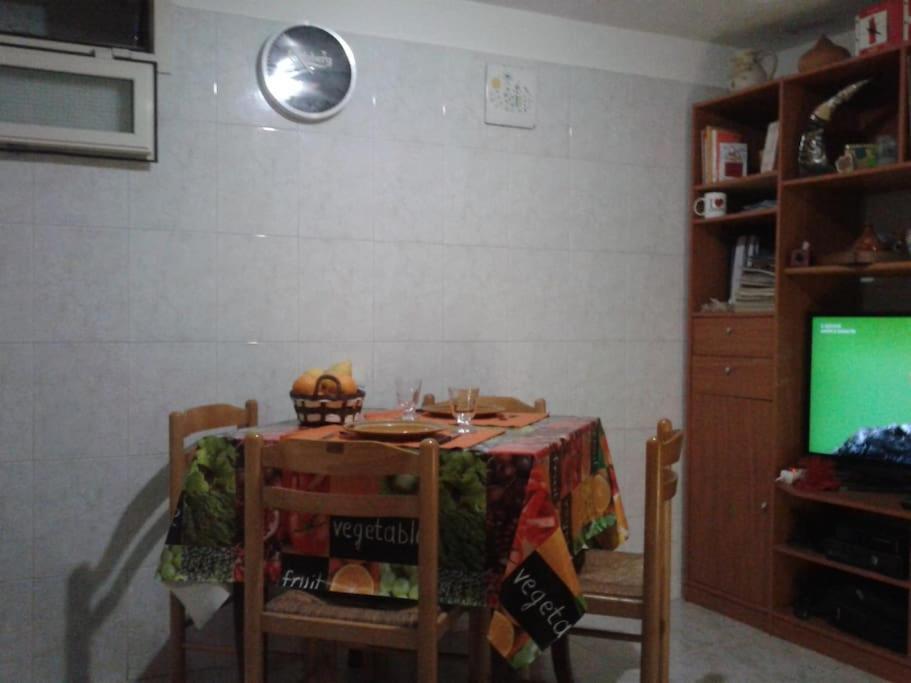 Camera In Appartamento Al Piano Terra Cagliari Bagian luar foto
